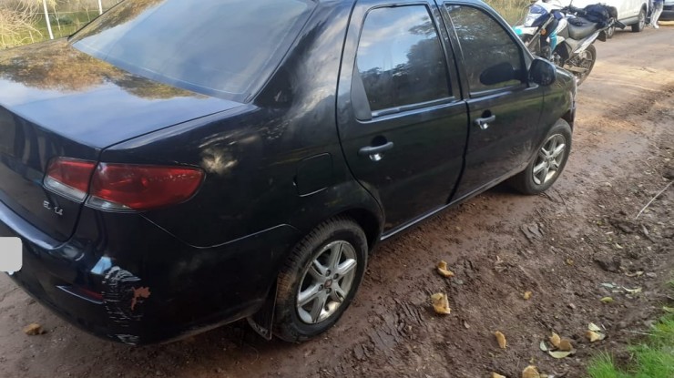 Hallan cadáver dentro de auto abandonado